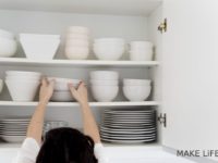 Γιατί μυρίζουν τα ντουλάπια της κουζίνας και πως θα το διορθώσεις